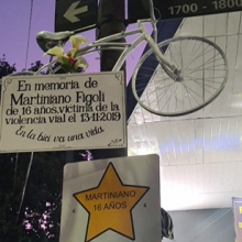 Colocación de una bici blanca en homenaje a Martiniano Figoli en Av Juan B Justo y Niza.